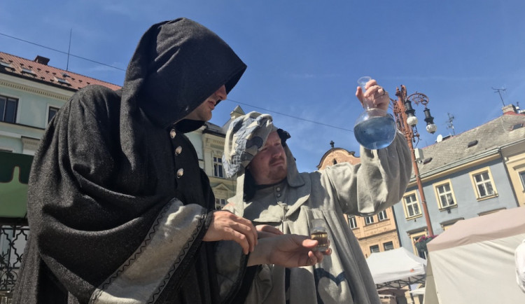 FOTO, VIDEO: Alchymisté, rytíři i kanonýr. Liberecké náměstí patřilo jarmarku
