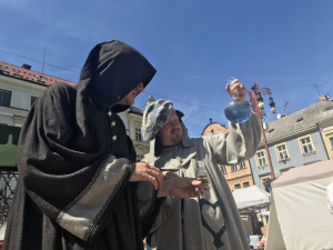 FOTO, VIDEO: Alchymisté, rytíři i kanonýr. Liberecké náměstí patřilo jarmarku