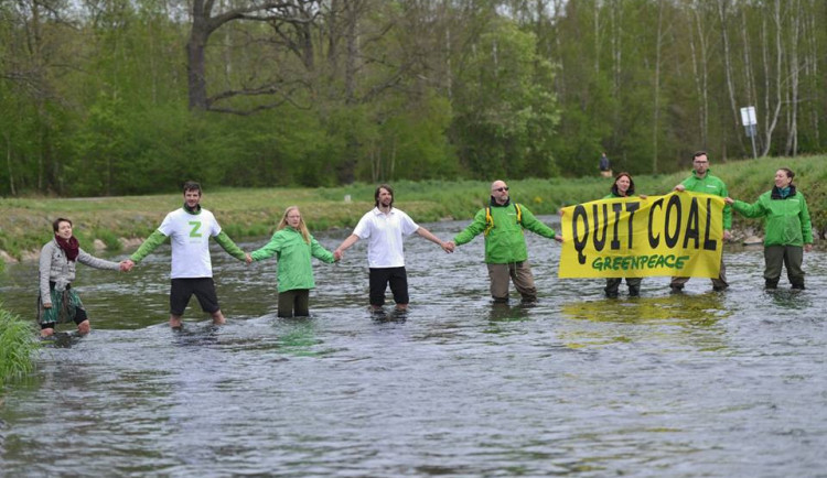 Proti dolu protestovali lidé ze tří zemí.