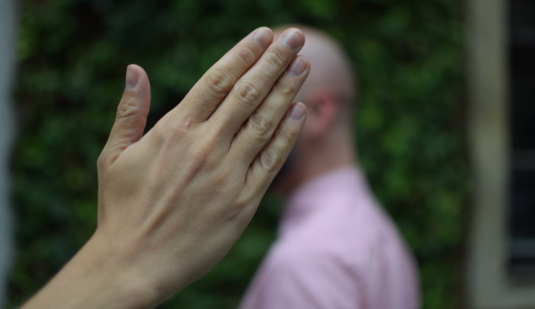 Útočník vlepil mladíkovi dvě facky. Teď mu hrozí vězení