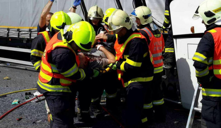 VIDEO: Při nehodě autobusu u Litovle bylo zraněno sedmnáct cestujících. Jde převážně o děti