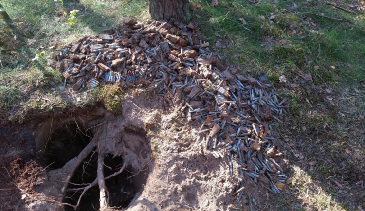 Hledač kovů našel skoro sto kilo munice