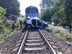 Ve Stráži nad Nisou se srazil vlak s osobákem, řidič skončil v nemocnici