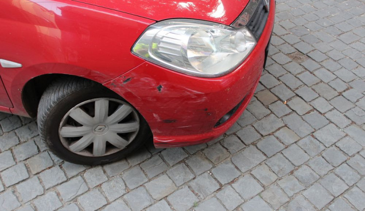 Žák autoškoly nezvládl řízení a narazil do zaparkovaného auta