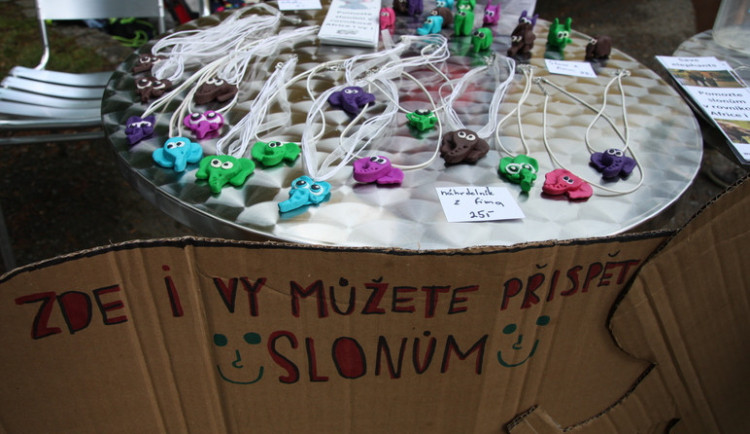 Originální výrobky na podporu slonů.