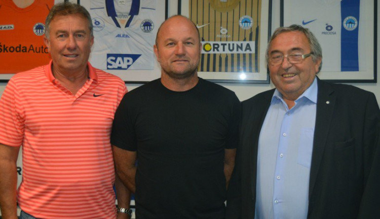 Pavel Hoftych (uprostřed) povede Slovan.