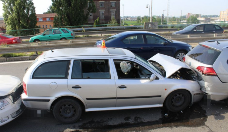 Při hromadné nehodě šesti aut v Tovární ulici byl zraněn třináctiletý chlapec