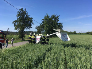 FOTO: Letadýlko mělo poruchu, pilot musel nouzově přistát v poli