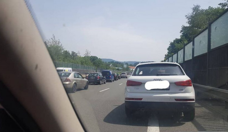 Kolona před nehodou.