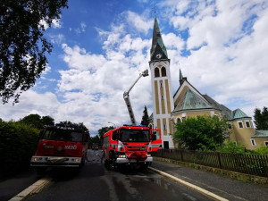 FOTO: Hořelo ve věži ruprechtického kostela. Zasahovalo pět jednotek hasičů