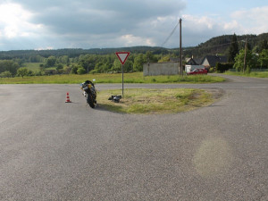 Na křižovatce srazil motocyklistu, vynadal mu a ujel. Na místě ale zůstala jeho espézetka