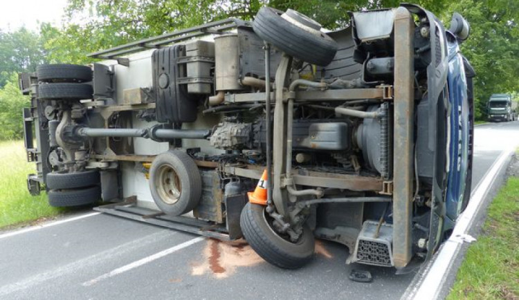 Pod náklaďákem se utrhla krajnice. Řidič skončil v nemocnici