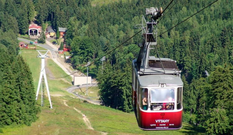 Odstávka kabinové lanovky na Ještěd v Liberci bude delší