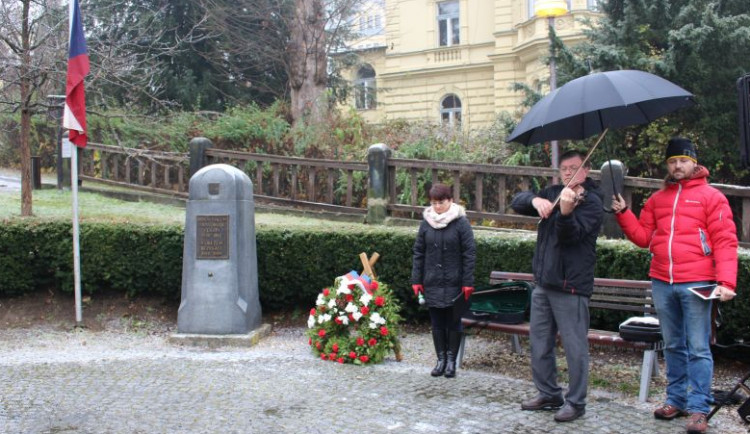 Část lukášovského pomníku se nachází v parku Generála Mrázka v centru Jablonce.