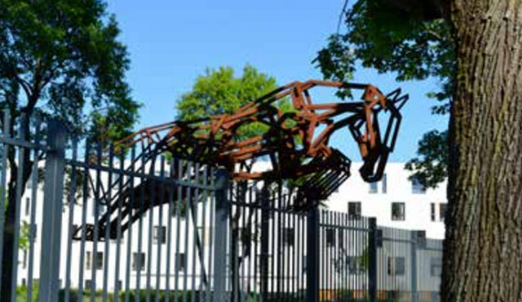 Socha koně, který skáče ve Vratislavicích přes plot.