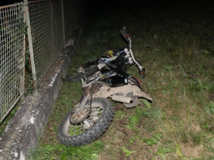 Dnes dopoledne havaroval motorkář v Dětřichově, naboural do plotu