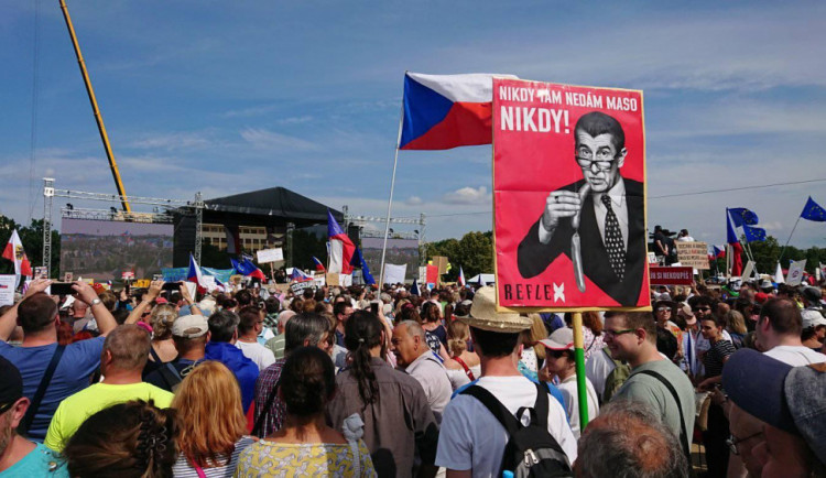 Foto z dnešní demonstrace na Letné.
