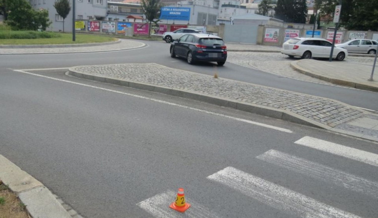 Cyklista vjel pod auto a po nehodě odešel. Policie pátrá po něm i po svědcích