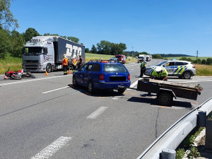 Motorkář se u Rychnova snažil vyhnout rozkývanému vozíku. Letěl pro něj vrtulník