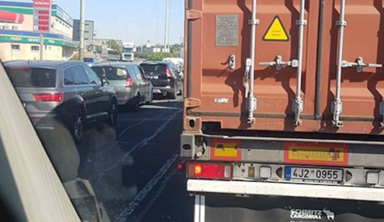 Průtah ve směru na Děčín je neprůjezdný.