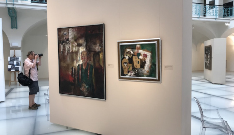 Galerie připravila velkou výstavu Josefa Jíry, lidé si mohou k prohlížení obrazů sednout