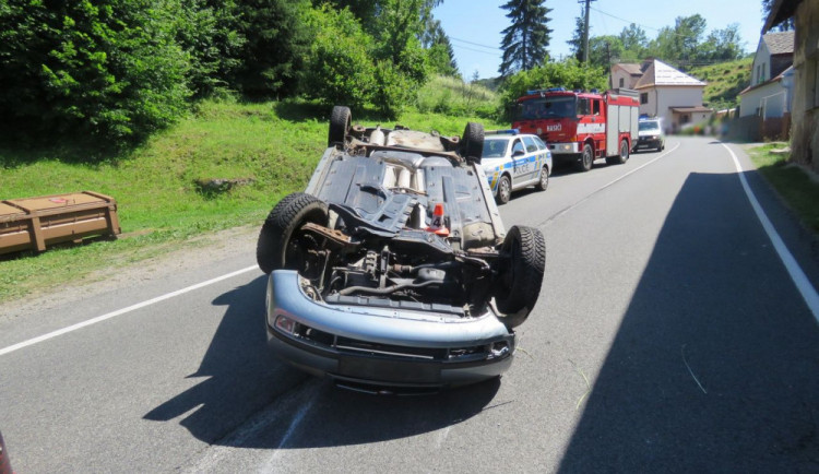 FOTO: Řidička narazila do betonové zídky a auto přetočila na střechu
