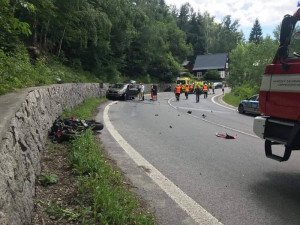 FOTO: V Desné se srazil motorkář s osobákem, musel pro něj vrtulník