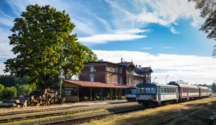 Železniční stanice Martinice v Podkrkonoší.