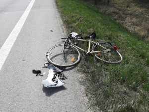 Namazaný cyklista se ve čtyři ráno vyboural na Semilsku, skončil v nemocnici