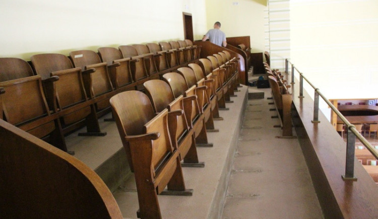 I galerie zasedacího sálu se dočká opravy.