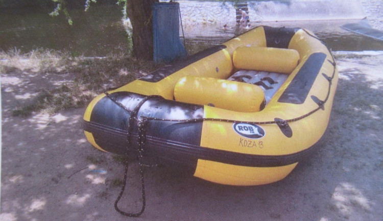 Zloděj ukradl raft.