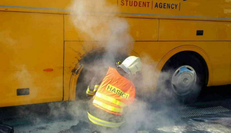 AKTUÁLNĚ: Autobusu v Lipenské ulici hořelo kolo. Cestující přepraví jiný dopravce