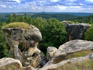 Most u hradu Rotštejn je do odvolání uzavřen, do Klokočských skal se ale dostanete