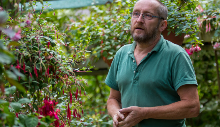 Jiří Pevný pěstuje na své zahrádce v Pavlovicích stovky druhů rostlin.