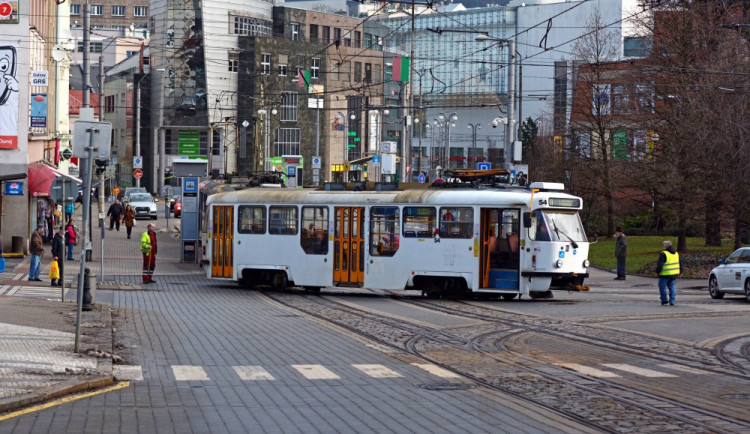 Tramvaje budou kvůli opravě kolejí během prázdnin končit na Rybníčku