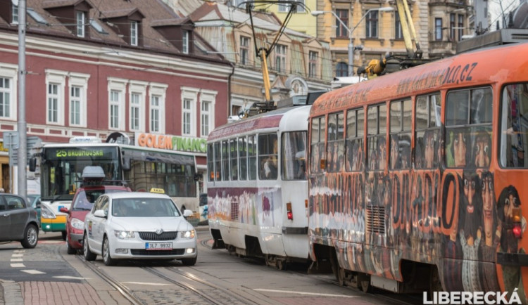 Anketa o vjezdu osobáků do centra vzbuzuje vášně! Uvažuje snad Liberec o zákazu vjezdu aut?