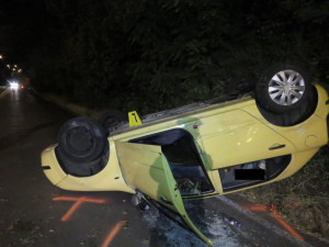 FOTO: Kvůli nebezpečnému předjíždění skončilo auto na střeše, policie hledá svědky