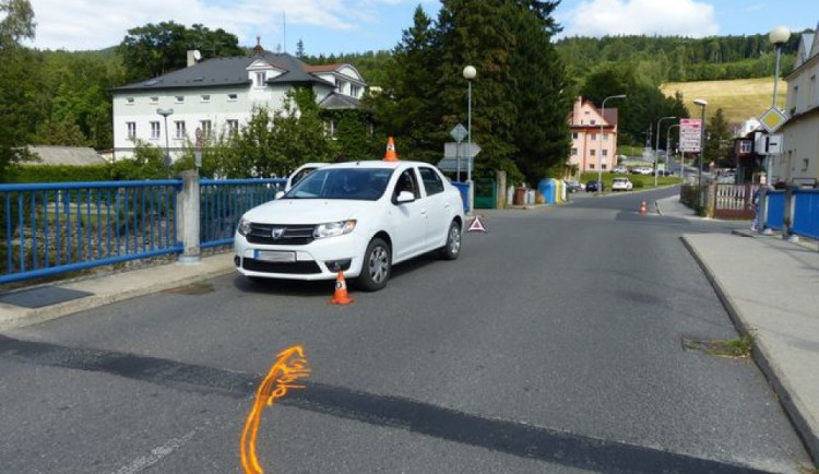 Cyklista nezvládl odbočení a narazil do auta. Nadýchal tři promile