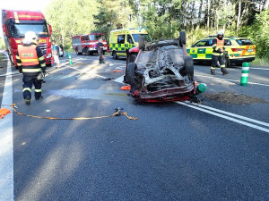 FOTO: U Jítravy se ráno střetl osobák s náklaďákem, nehoda dočasně uzavřela silnici