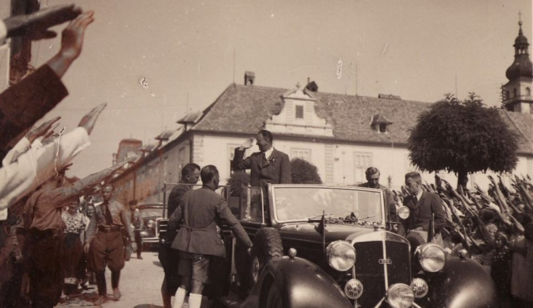 Ilustrační snímek - Konrad Henlein na náměstí v Nových Hradech.