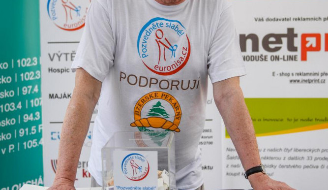 Patronem sbírky Pozvedněte slabé je Jiří Lábus.