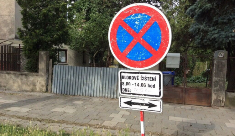 Blokové čištění pokračuje. Přes dvě stě aut překáželo úklidu v olomouckých ulicích