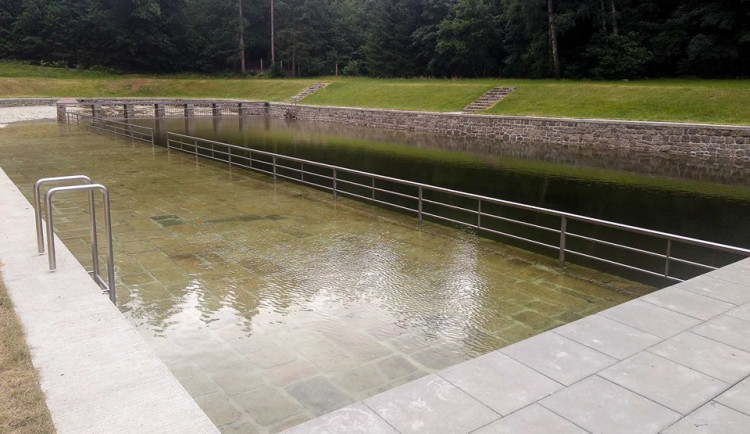 Lesní koupaliště už je skoro plné vody.