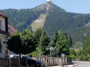 Na sjezdovce pod Ještědem se objevilo logo hnutí Extinction Rebellion