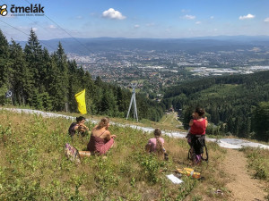 Na sjezdovce pod Ještědem se objevilo logo hnutí Extinction Rebellion