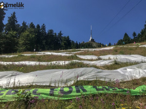 Na sjezdovce pod Ještědem se objevilo logo hnutí Extinction Rebellion