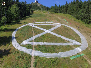 Na sjezdovce pod Ještědem se objevilo logo hnutí Extinction Rebellion