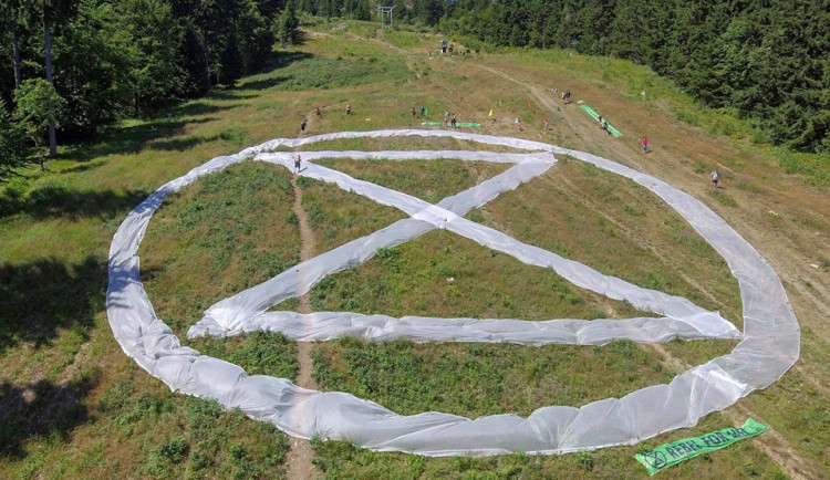 Na sjezdovce pod Ještědem se objevilo logo hnutí Extinction Rebellion