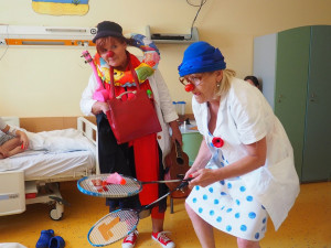 FOTO: Těžké chvíle v nemocnici pomáhají dětem vydržet zdravotní klauni