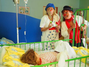 Zdravotní klaunky navštěvují Krajskou nemocnici v Liberci pravidelně.